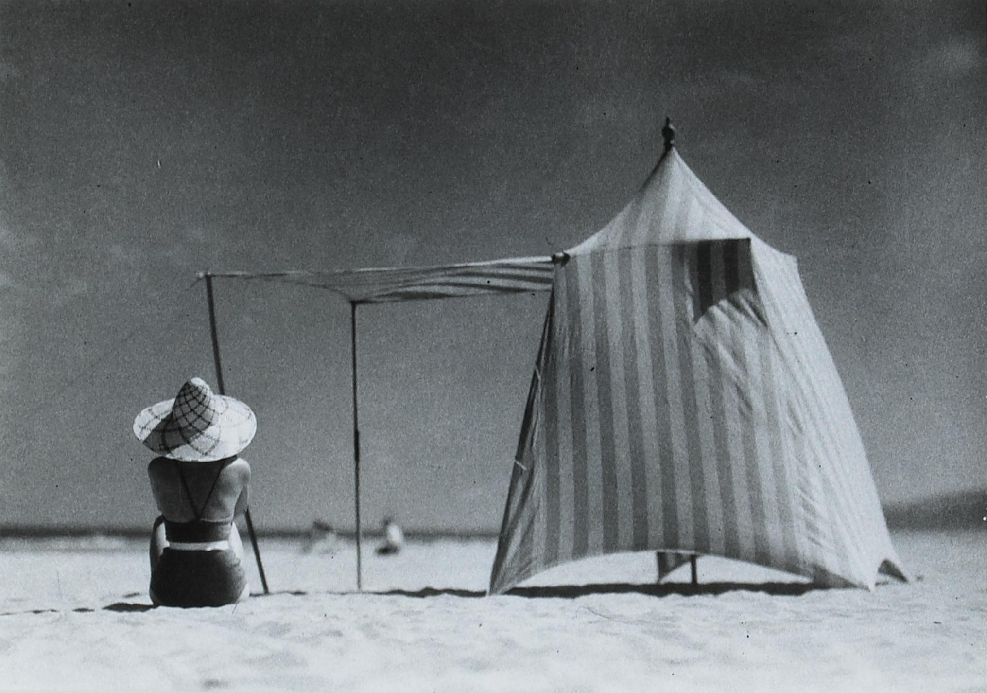 Bonhams : Jacques-Henri Lartigue; Sur la plage de Hendaye Coco;