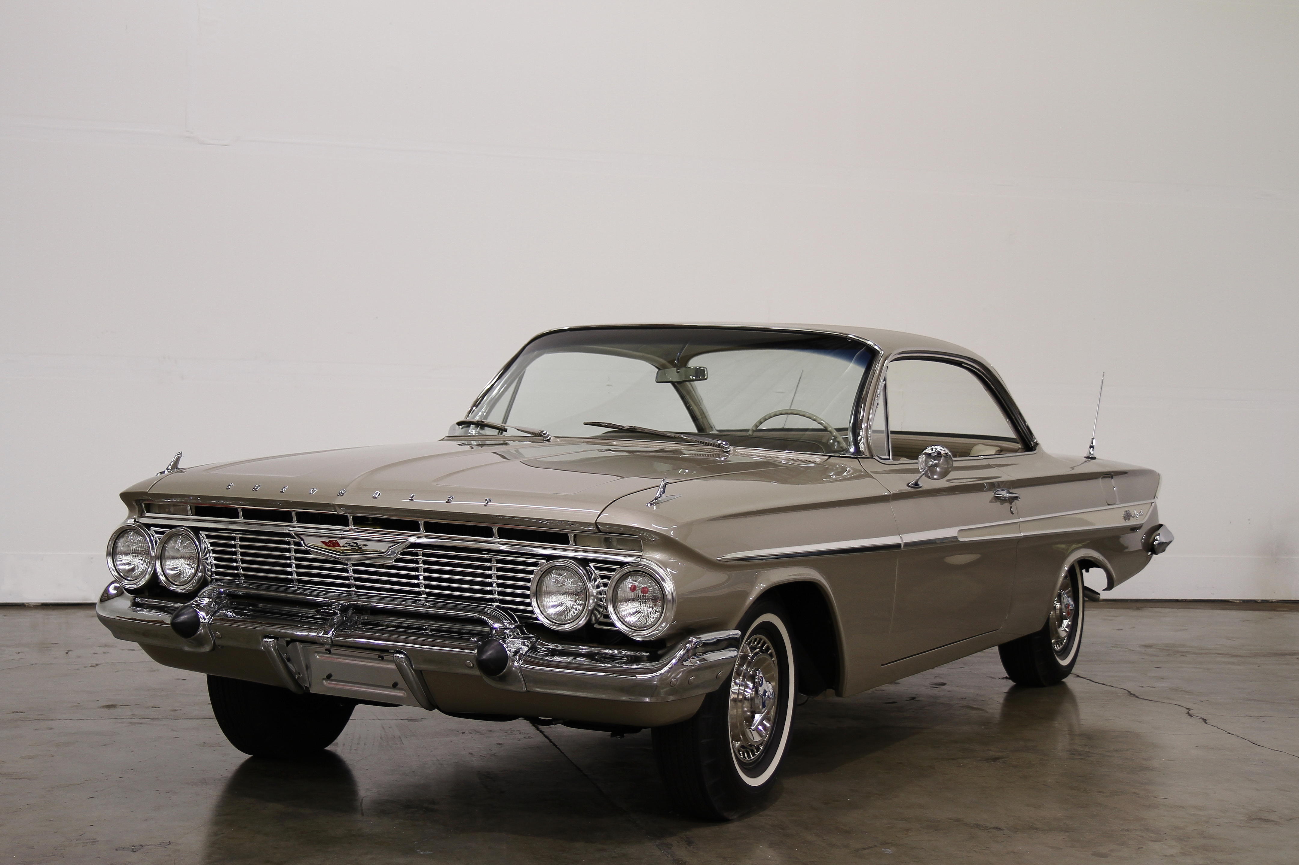 １９６１　ＣＨＥＶＲＯＬＥＴ　ＩＭＰＡＬＡ　ＳＳ４０９　【１／１８】新品、未使用 1:18 Scale Die-Cast Sun Star 1961 Chevrolet Impala SS 409
