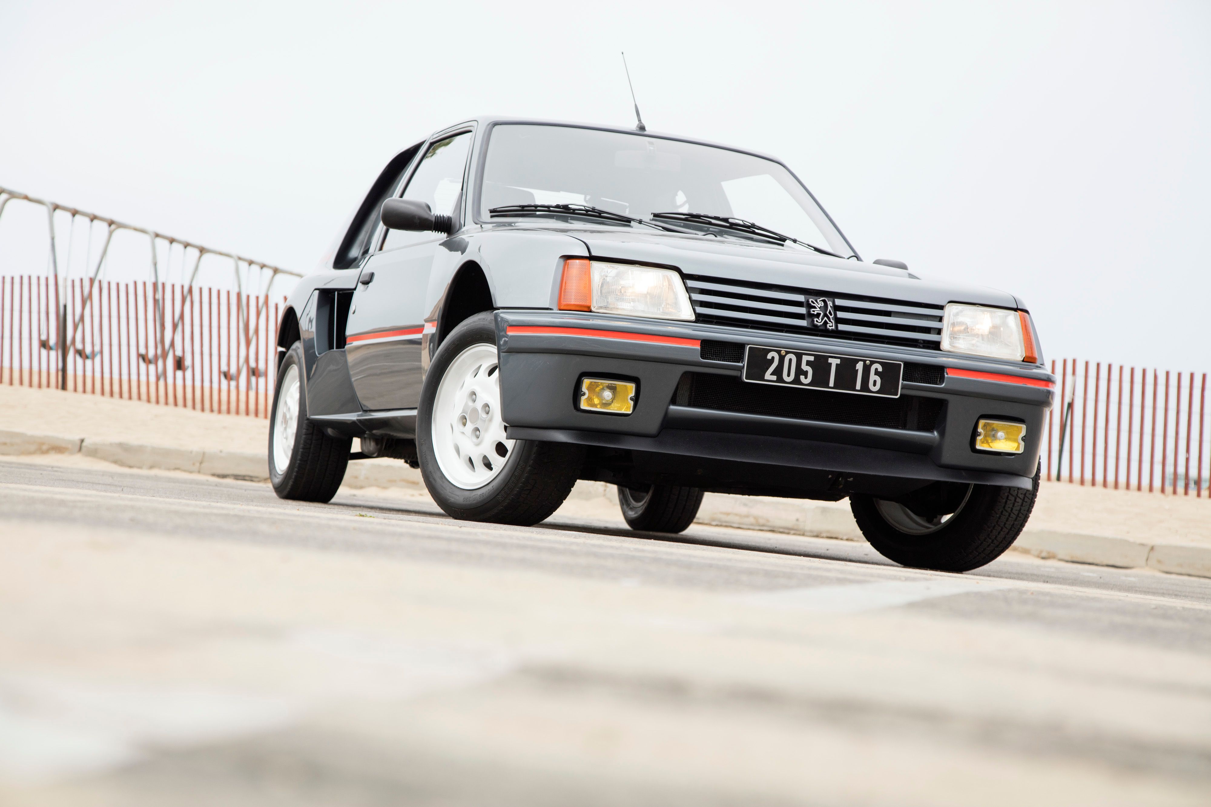 Photo PEUGEOT 205 TURBO 16 coupé 1984 - médiatheque